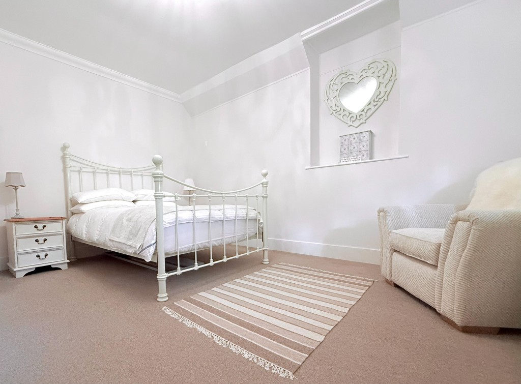 Lot: 159 - THREE-BEDROOM COTTAGE CLOSE TO TOWN CENTRE AND SEAFRONT - The Third Bedroom